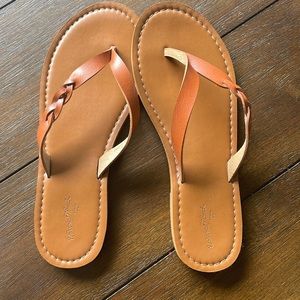 Universal Thread flip flops